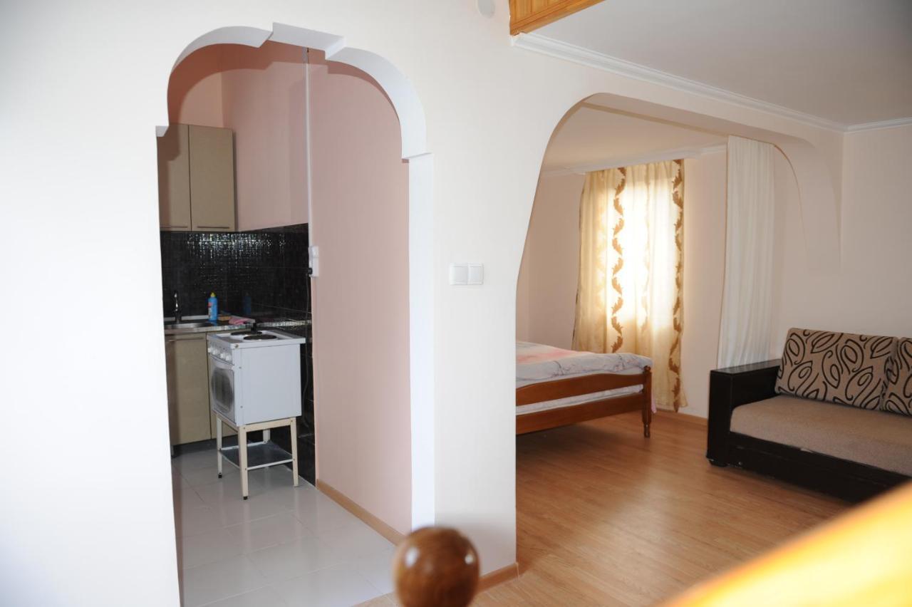 Apartment On Prospekt Mira 71 Sukhumi Esterno foto